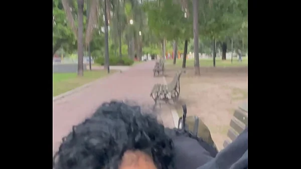 TOMANDO LECHE EN UN PARQUE PÚBLICO DE DIA EN BUENOS AIRES